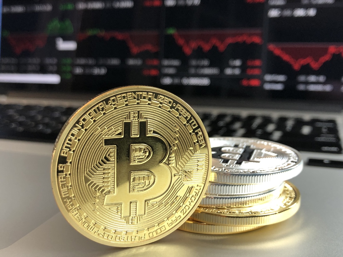 Digital assets: outflows of $1.47 billion, but positive signals from altcoins