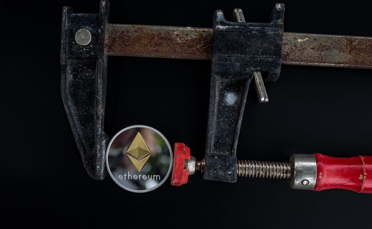 Bitcoin Rally Fades: From $82,000 to $61,000 Amid a Tightening Fed and Middle‑East Tensions