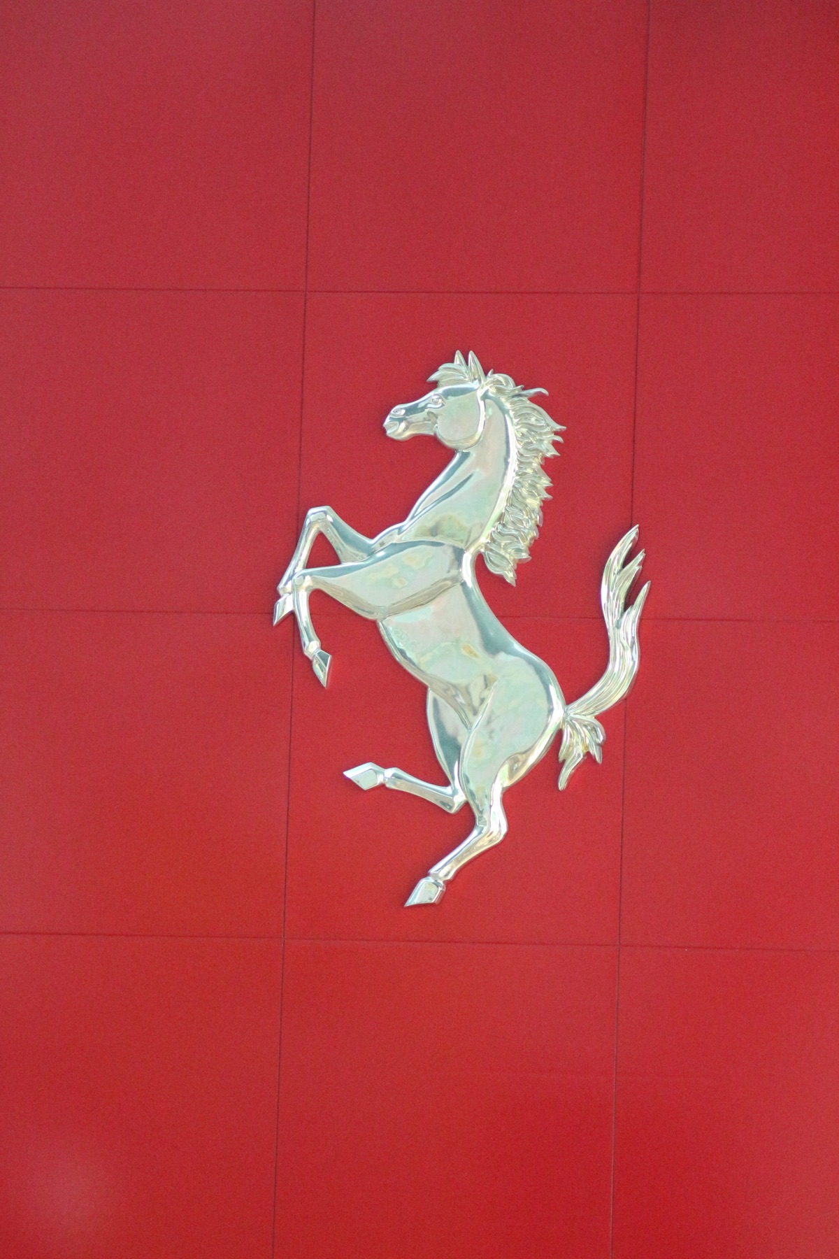 Ferrari Luce: il cavallino elettrico che divide il mondo (e forse salva il futuro del Cavallino)