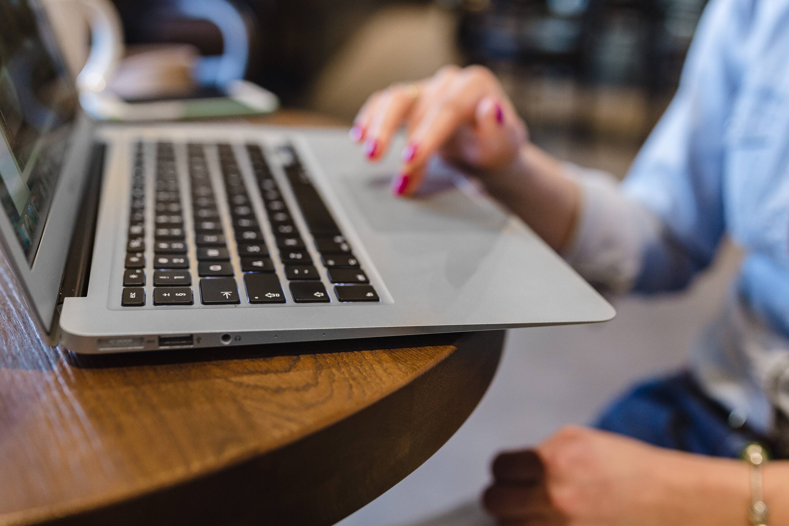 Quando l'AI ti fa pagare il MacBook 350 euro in più: la guerra silenziosa per la memoria