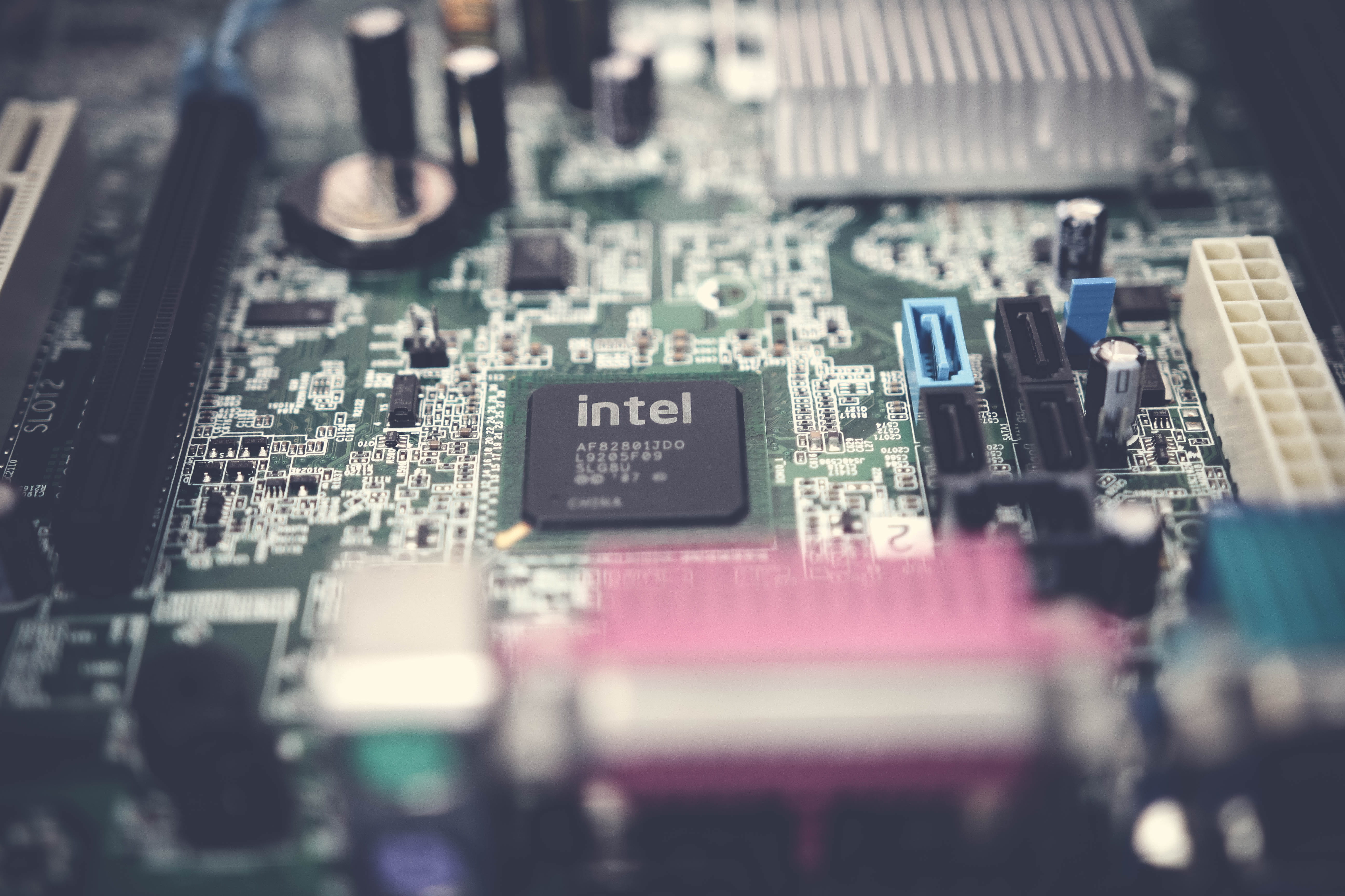 Intel vende azioni per 20 miliardi. È un salvagente o una scommessa?